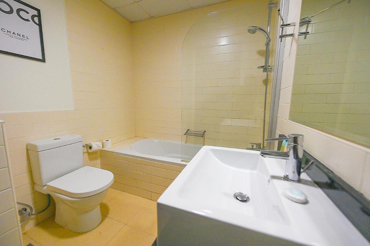 Lovely 2 Bed With Marina View - Dhl Apartemen Dubai