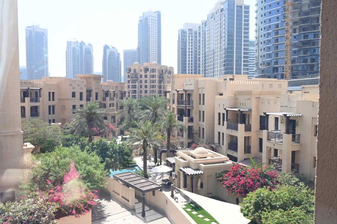 Burj Khalifa View, Birds Chirping, Cozy And Stylish Apartemen