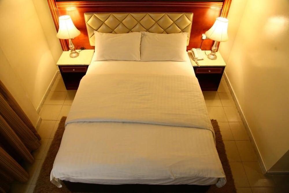 Saffron Hotel 2*