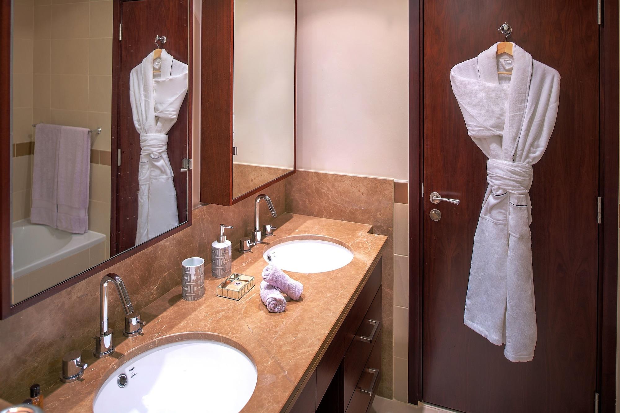 Dream - With Private Terrace, 29 Boulevard Downtown Apartment