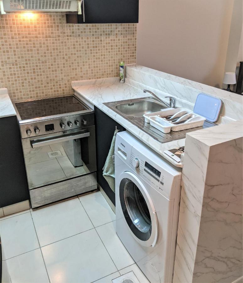 Appartamento Fully Furnished With Golf Views And Gym Dubai