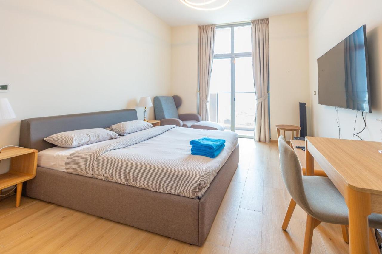 Appartamento Luxury Escapes - Cozy In Front Of Metro Stn - Access To Gym & Pool - Aura Azizi Dubai