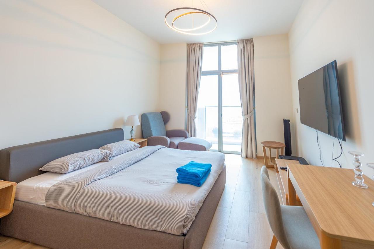 Appartamento Luxury Escapes - Cozy In Front Of Metro Stn - Access To Gym & Pool - Aura Azizi Dubai