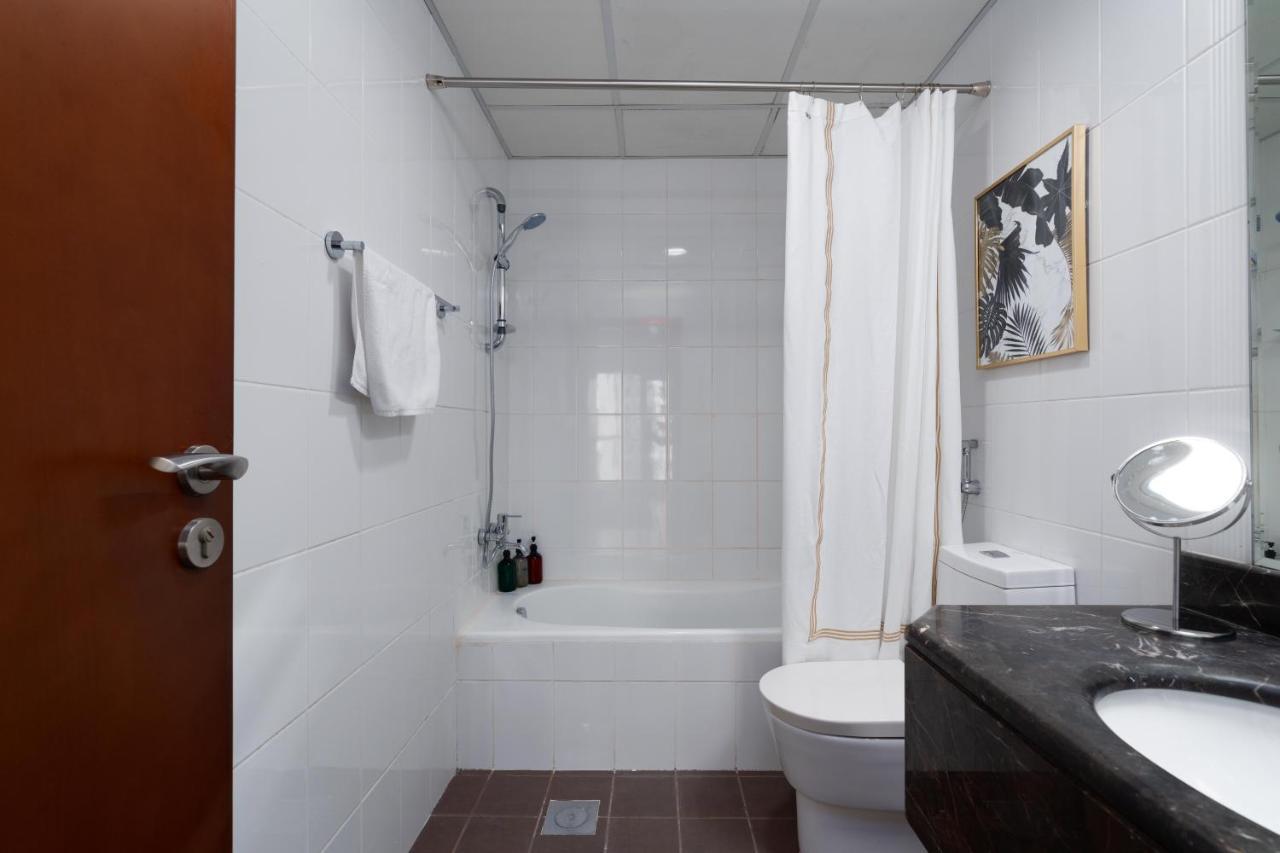 Spacious 2 Beds 5 Min Walk From Mall With Brand New Gym And Rooftop Swimming Pool Apartemen