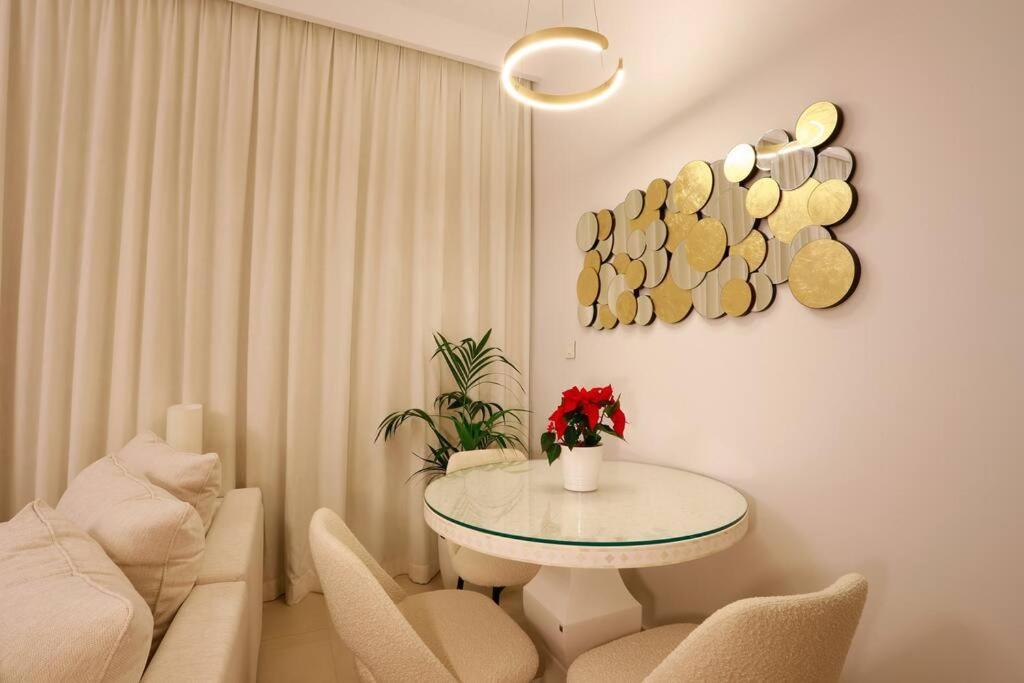 Apartment Modern And Spacious 1 Bedroom With Direct Access To Mall Ultima Vacation Homes 02 *