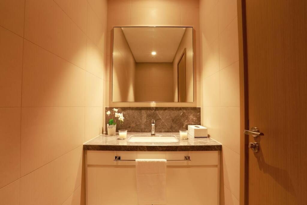 Modern And Spacious 1 Bedroom With Direct Access To Mall Ultima Vacation Homes 02 Dubai