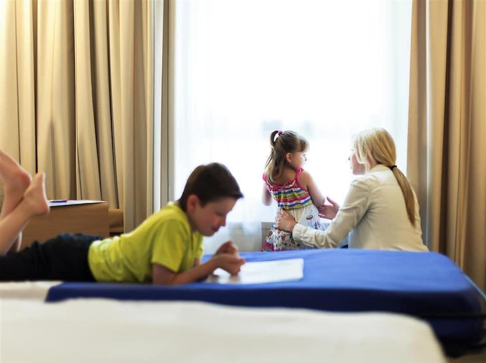 Novotel Jumeirah Village Triangle Hotel Dubái