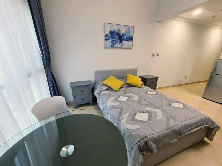 Cozy Studio, Close To The And Metro Station Apartemen