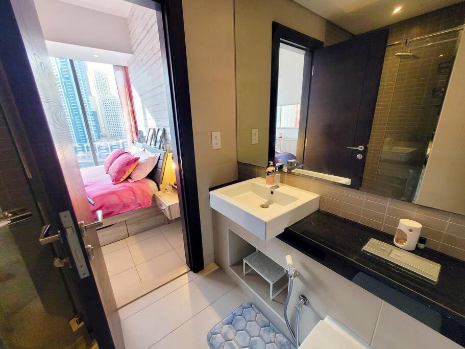 Stylish 1-br Marina View Apt In Silverene Tower Dubai