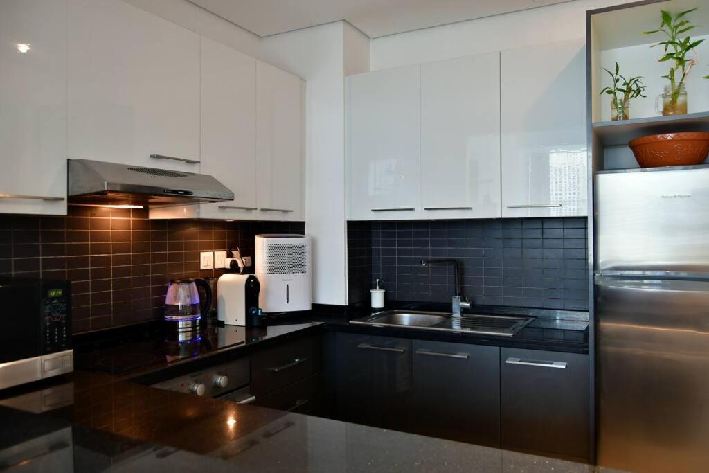 Stylish 1-br Marina View Apt In Silverene Tower Lägenhet