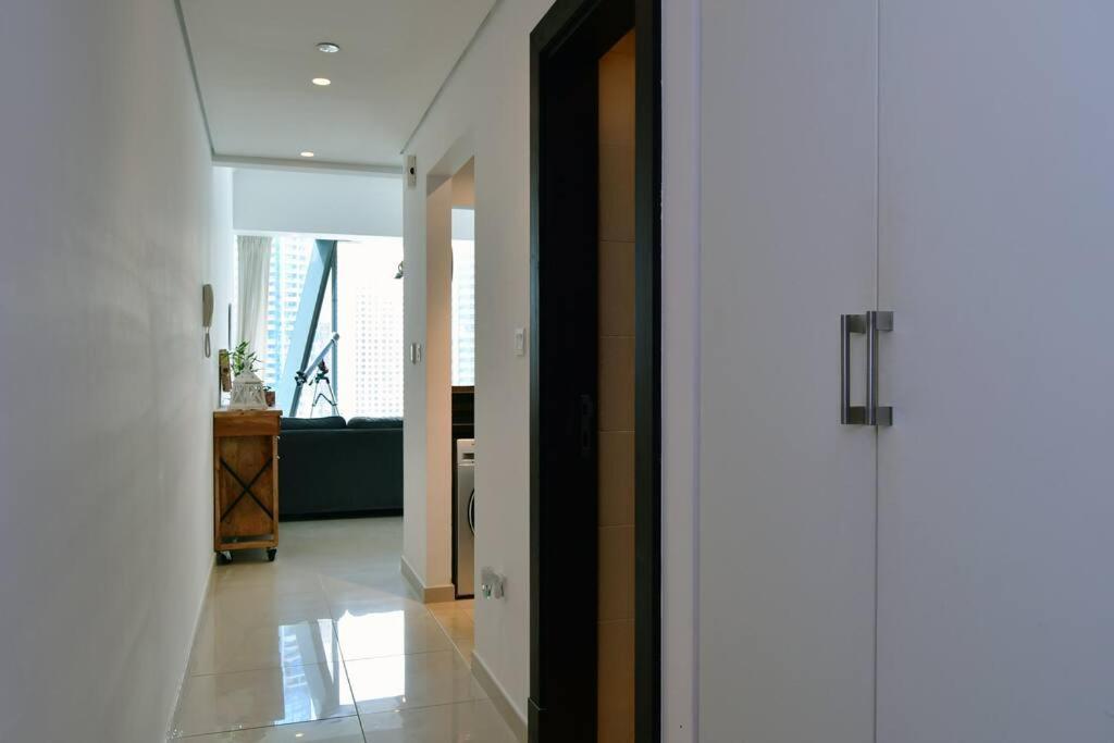 Lägenhet Stylish 1-br Marina View Apt In Silverene Tower Dubai