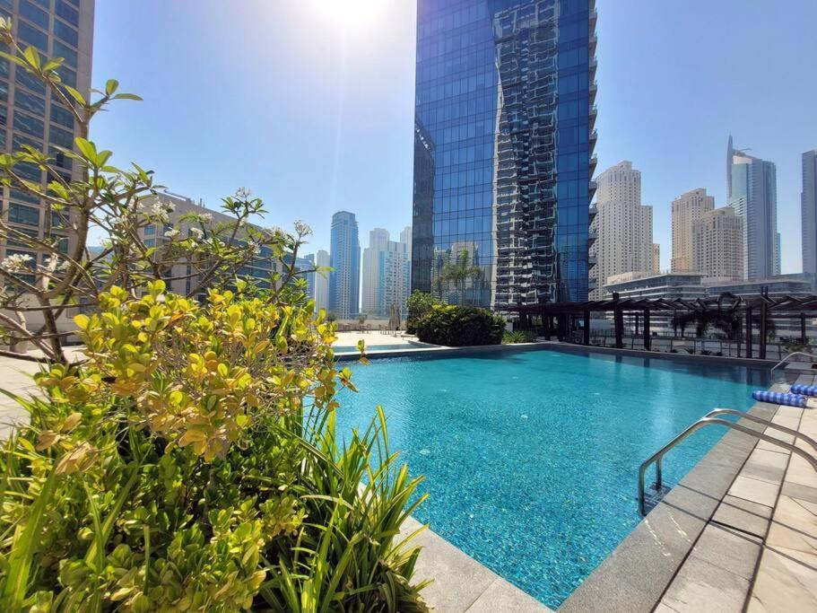 Lägenhet Stylish 1-br Marina View Apt In Silverene Tower
