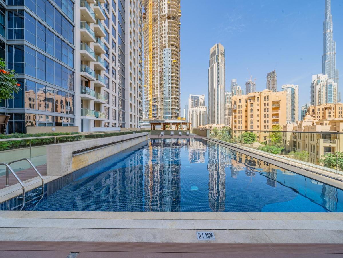 Monty Holiday - Incredible Burj Khalifa View From This Vibrant Apt Dubai
