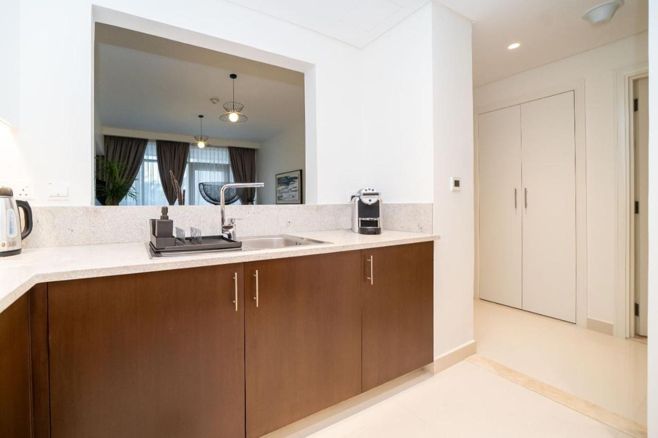 Apartemen Higuests - Chic With Balcony And Pool Near Burj Khalifa *