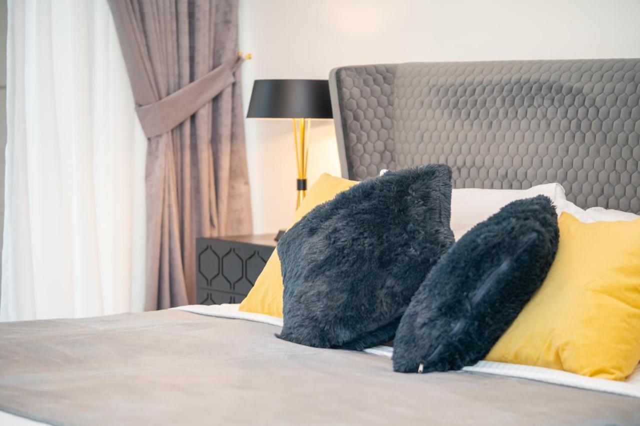 Higuests - Chic With Balcony And Pool Near Burj Khalifa Apartemen Dubai