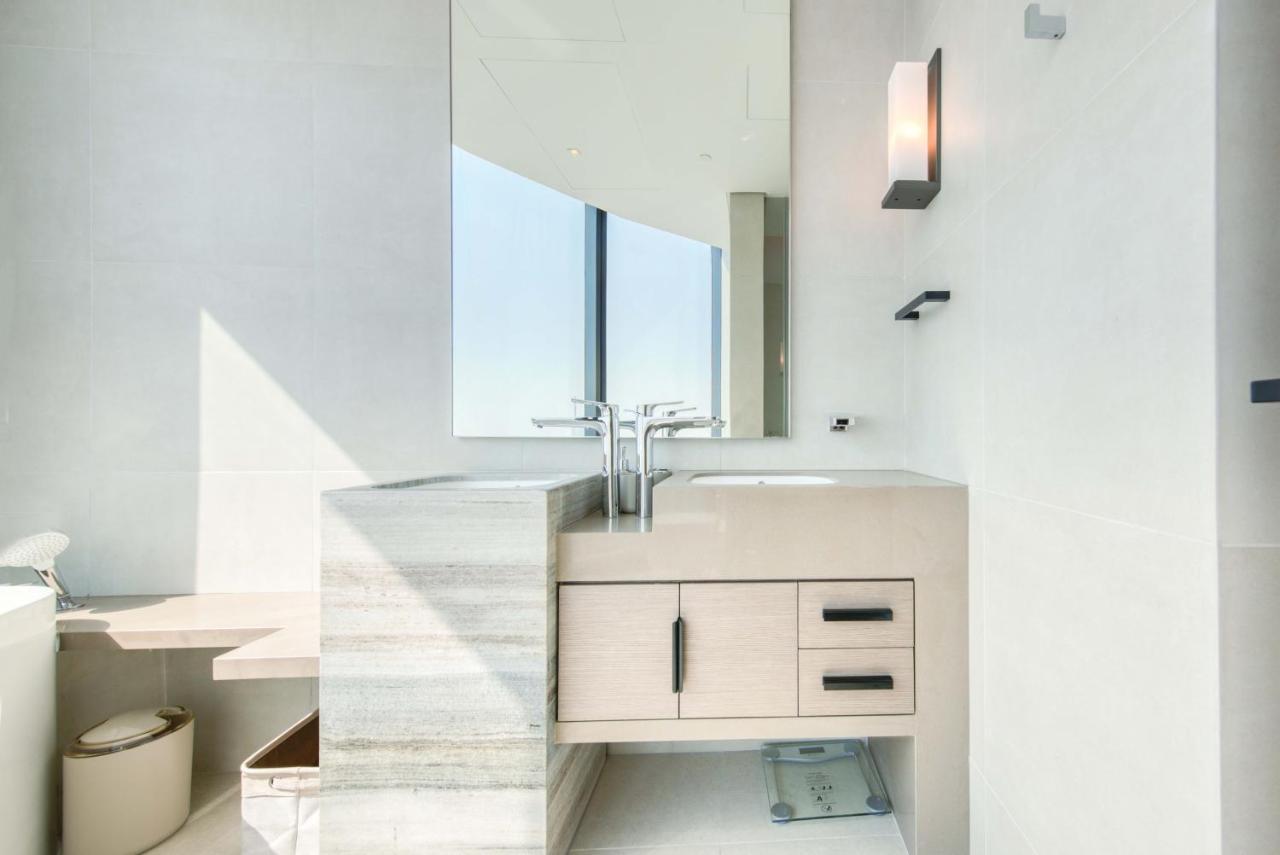 Maison Privee - Exclusive 4br And Maid Beachfront W Front-row Sea Views At Address Jbr Apartemen Dubai