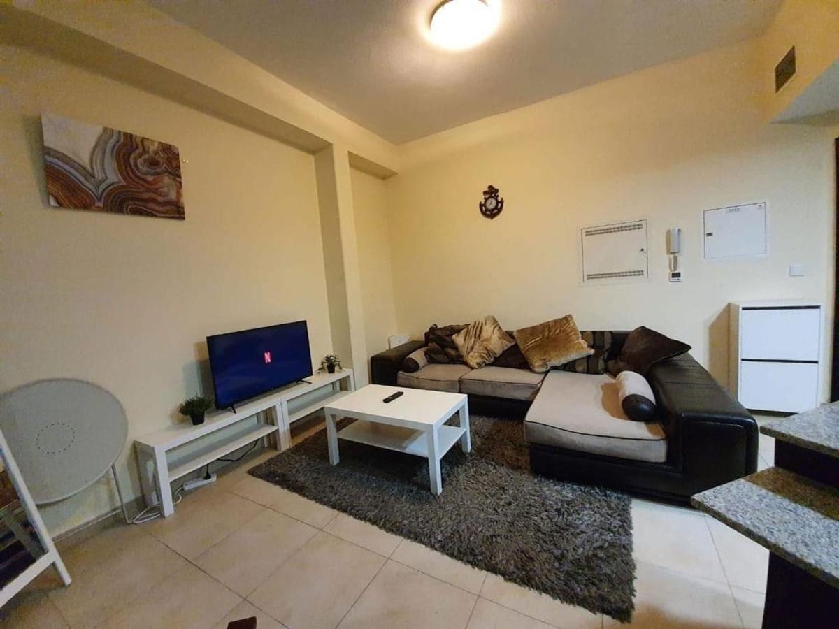 Studio In Remraam Apartamento Dubai