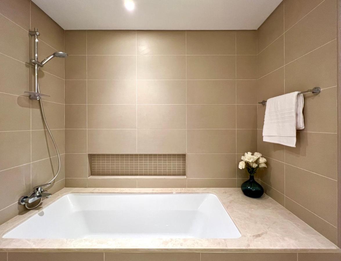 Plush Homes - Panoramic Beach View Chic 2 Bedroom In Marina Apartment Dubai