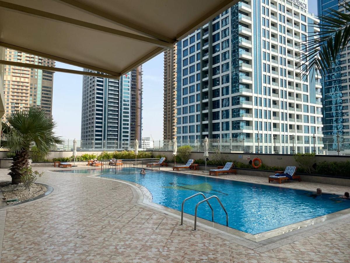 Apartamento One Bedroom With Pool & Gym Near Marina Dubái