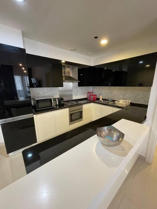 Luxury Living & Fully-furnished 3 Bedroom Next To Mall Apartamento Dubái