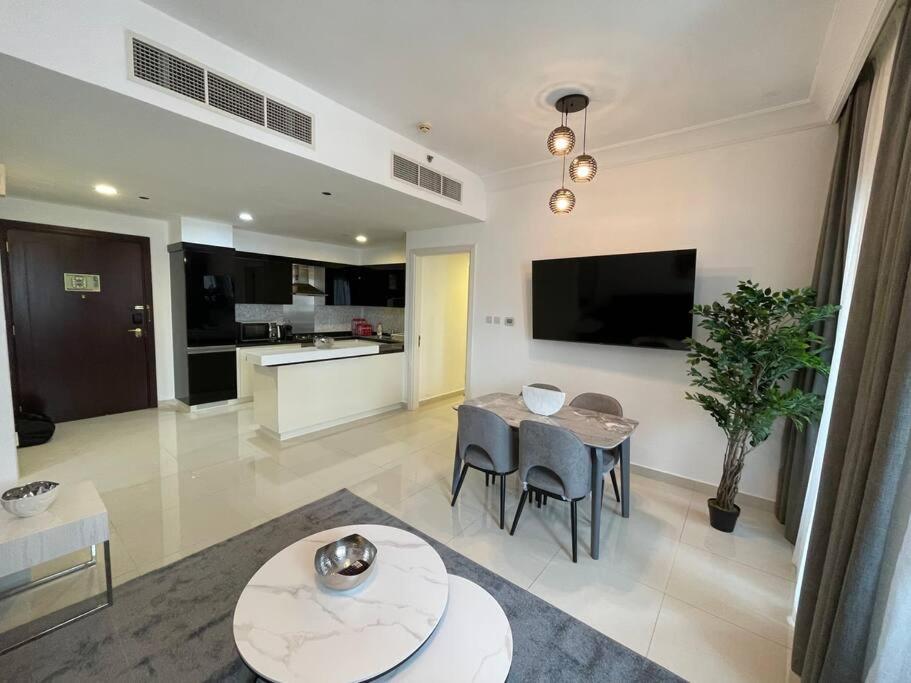 Apartamento Luxury Living & Fully-furnished 3 Bedroom Next To Mall Dubái