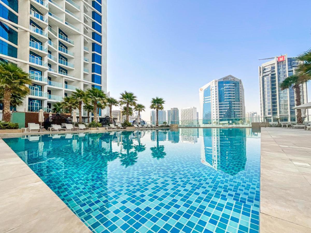 Lägenhet Higuests - Roomy And Chic With Panoramic Canal Views Dubai