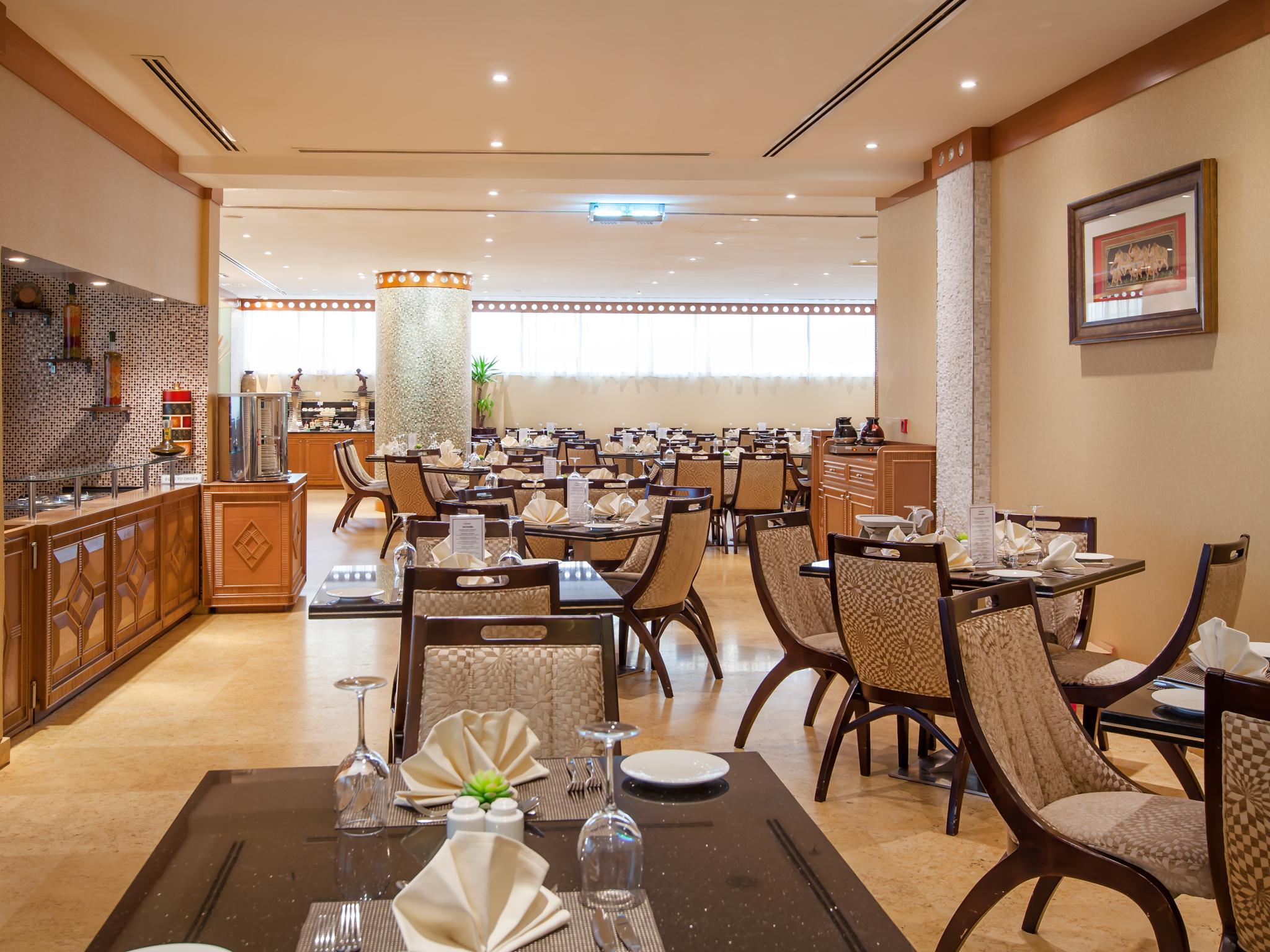 Howard Johnson Plaza By Wyndham Deira Dubái