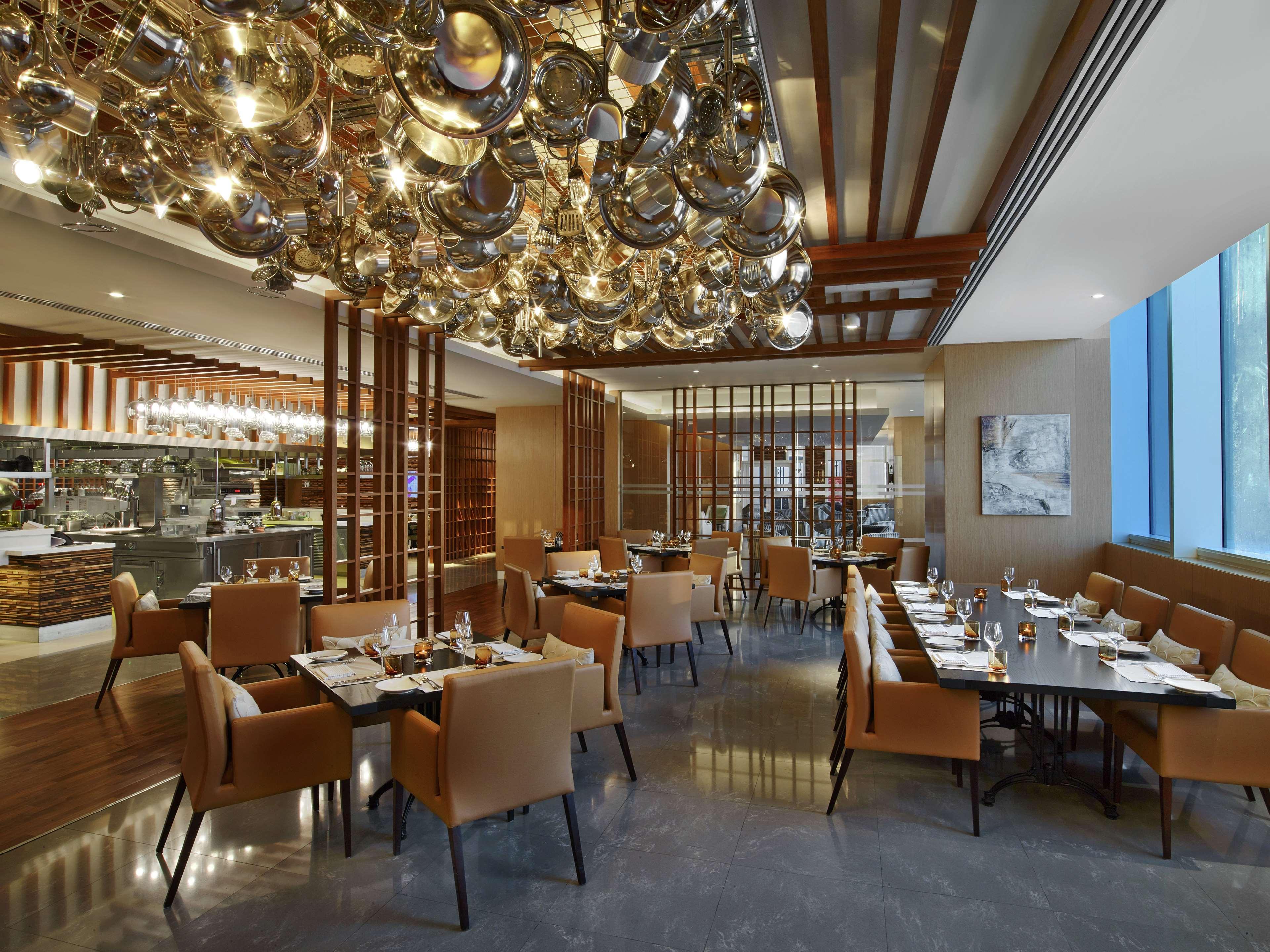 V Dubai, Curio Collection By Hilton 5*