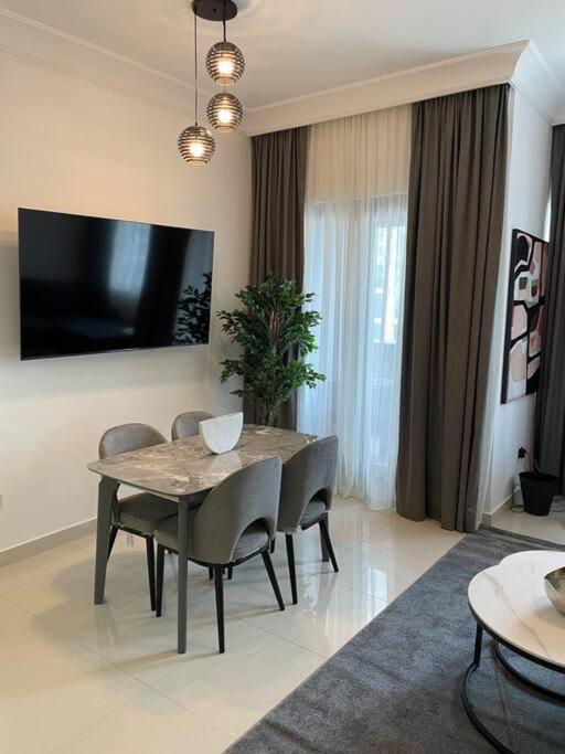Luxury Living & Fully-furnished 3 Bedroom Next To Mall * Dubái