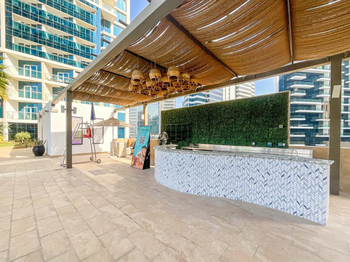 Lägenhet Higuests - Roomy And Chic With Panoramic Canal Views Dubai