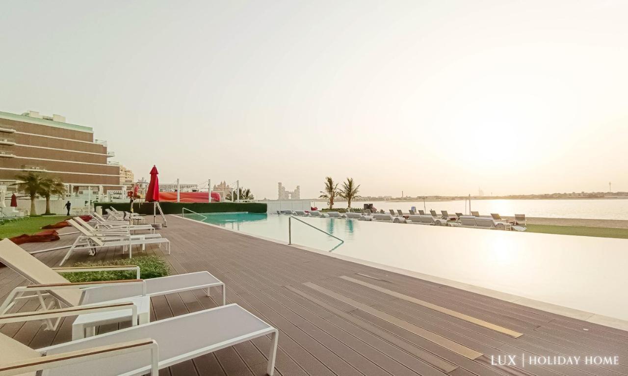 Lux - The Elegant Palm