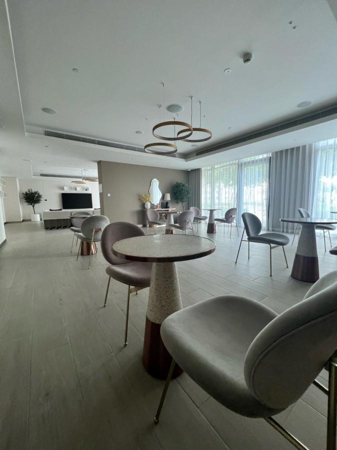 Stunning 1br Apt High Floor With Palm View & Private Beach At Emaar Beachfront