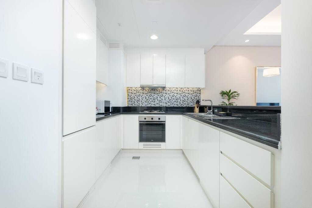 Opulent Hollywood Styled Flat In Paramount Tower Dubai