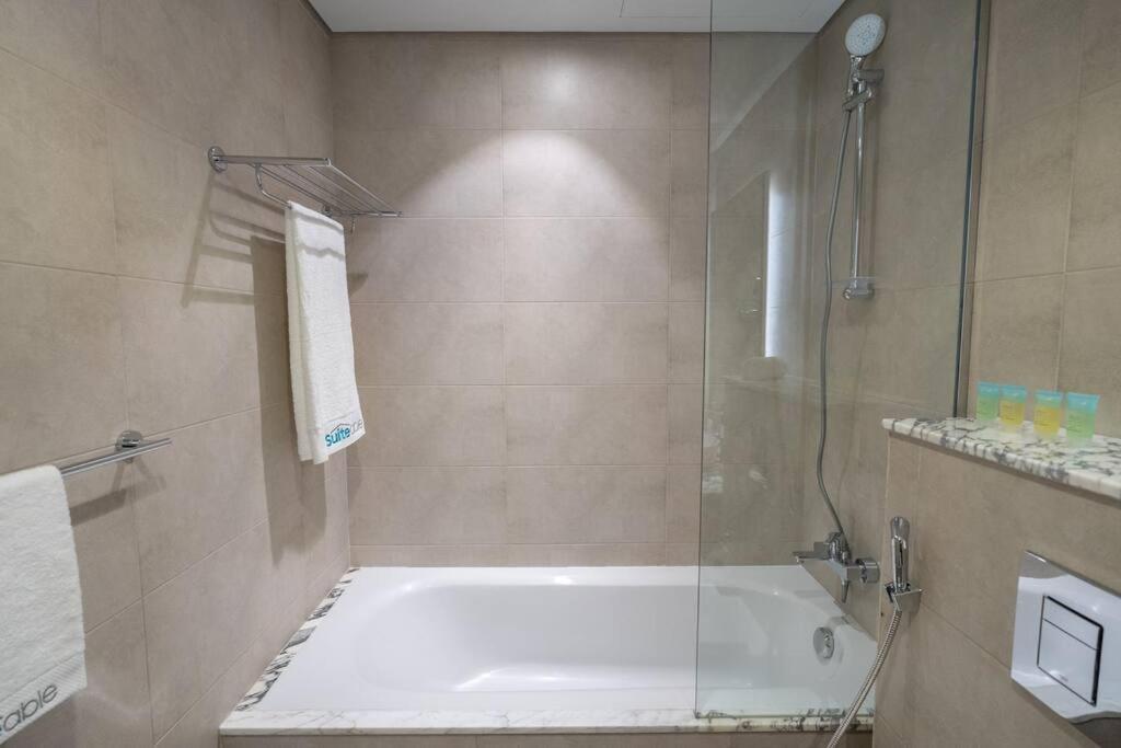 Opulent Hollywood Styled Flat In Paramount Tower Apartament *