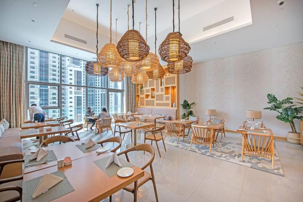 Opulent Hollywood Styled Flat In Paramount Tower * Dubai