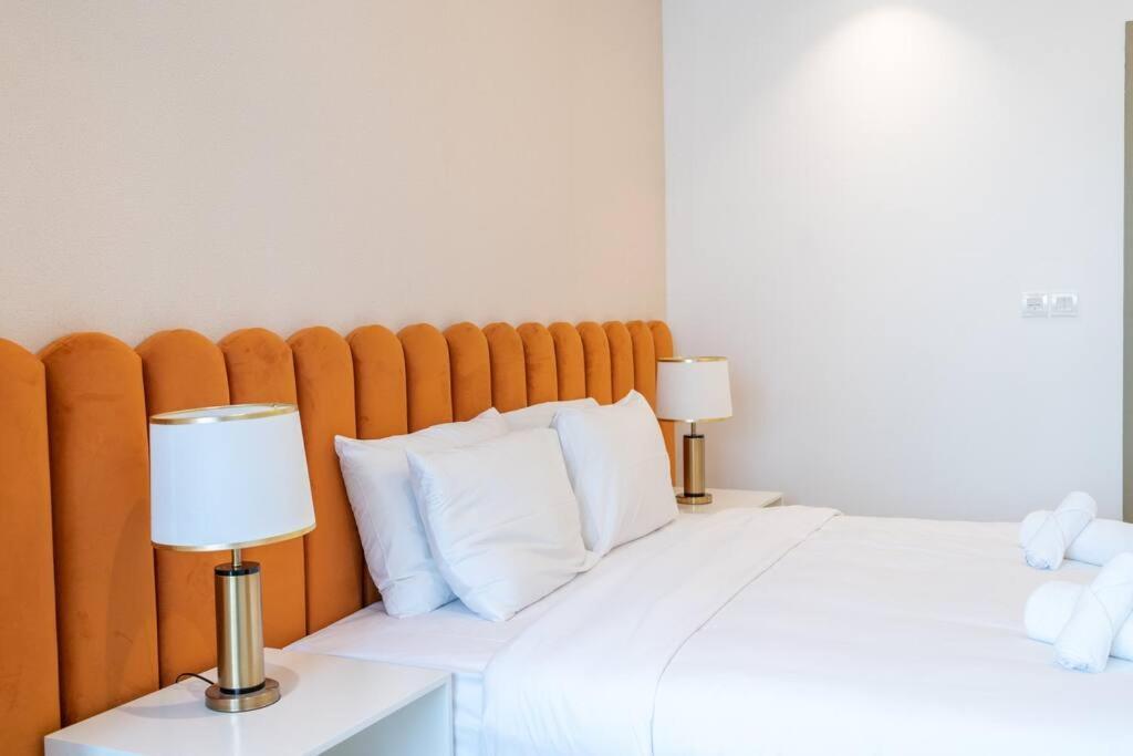Opulent Hollywood Styled Flat In Paramount Tower Dubai