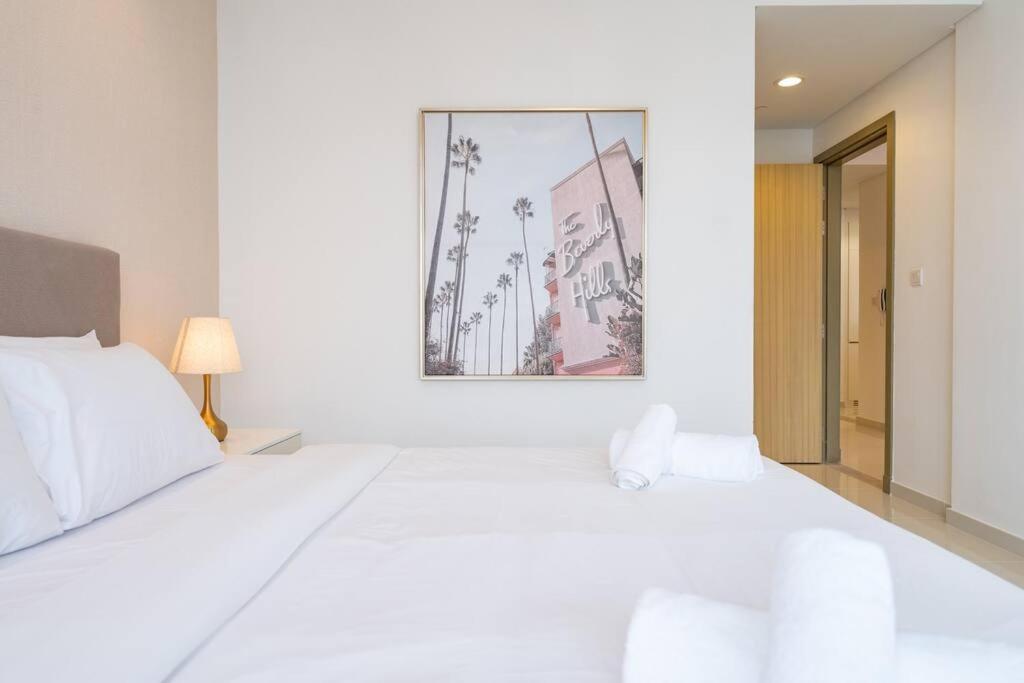 Opulent Hollywood Styled Flat In Paramount Tower