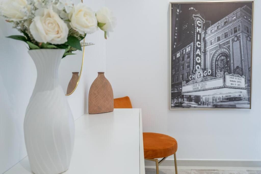 Opulent Hollywood Styled Flat In Paramount Tower Apartament