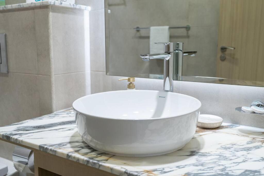Opulent Hollywood Styled Flat In Paramount Tower