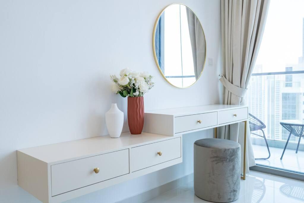 Opulent Hollywood Styled Flat In Paramount Tower Apartment