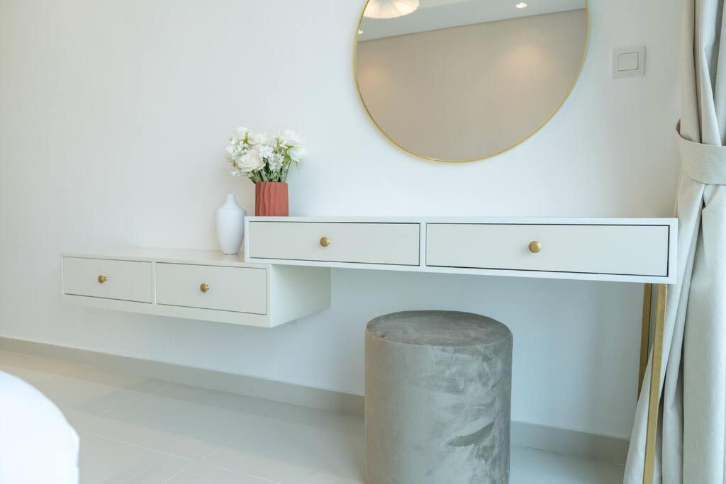 Opulent Hollywood Styled Flat In Paramount Tower *