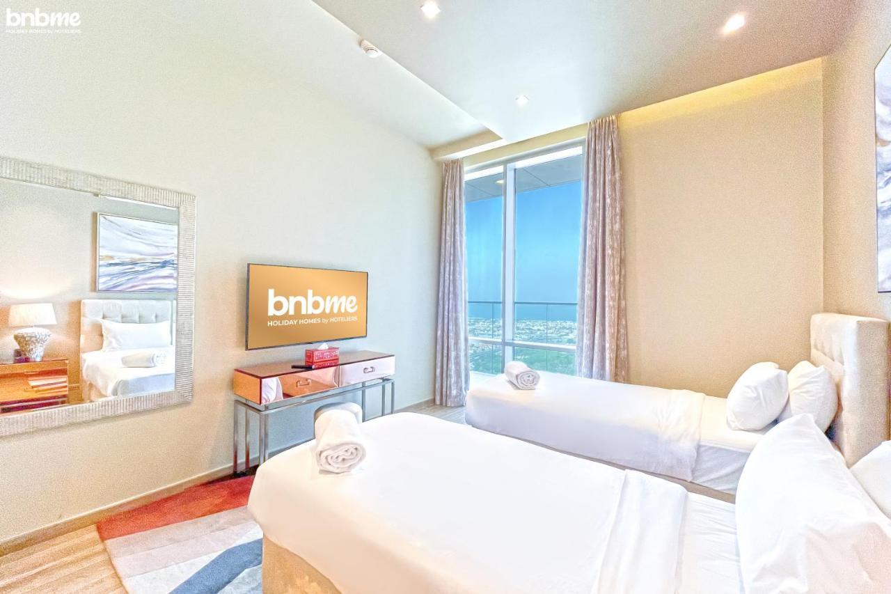 Bnbme - Waterfront Expansive Apt With Maid's Room, Poolside Cafe * Dubái
