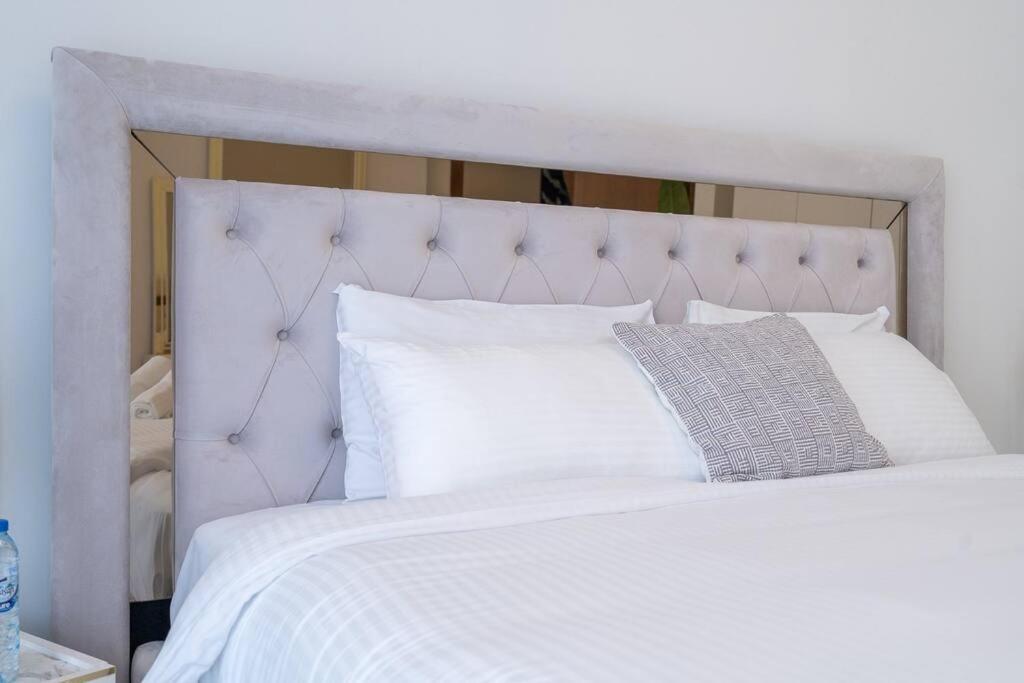 Cobalt With Burj Khalifa View- Suiteable Apartament
