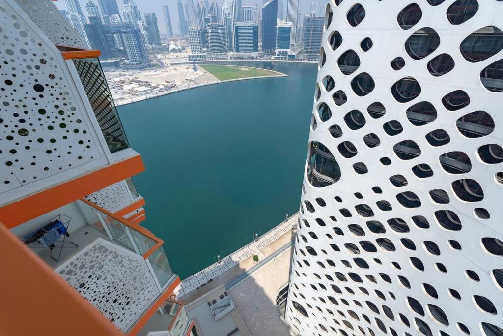 Cobalt With Burj Khalifa View- Suiteable