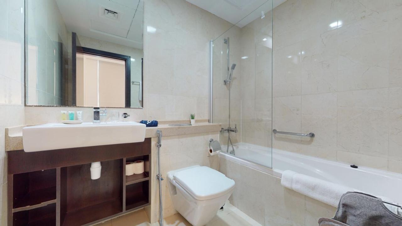 Br Luxe 1 Bdr W/ Balcony & Sea Views Appartement