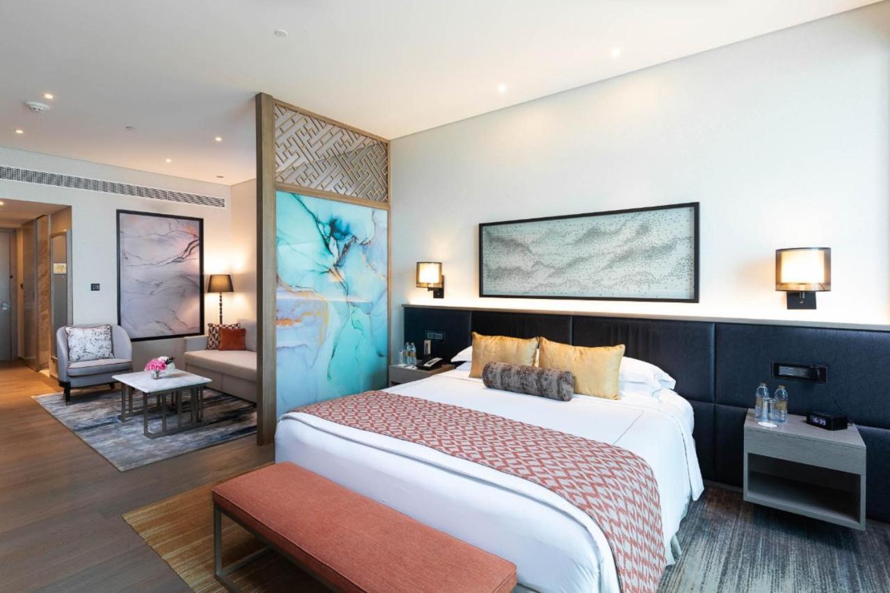 Taj Jumeirah Lakes Towers Hotel 5*
