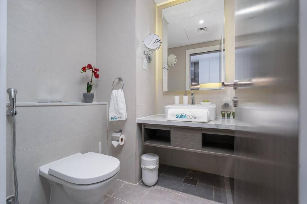 Modern Studio With Prime View Of Canal *