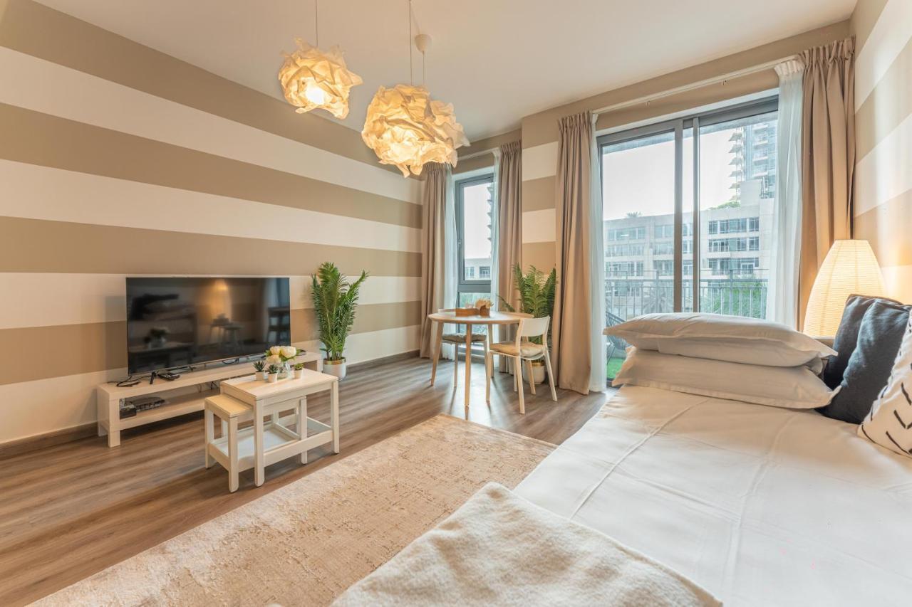 First Class Studio With Downtown Boulevard View *