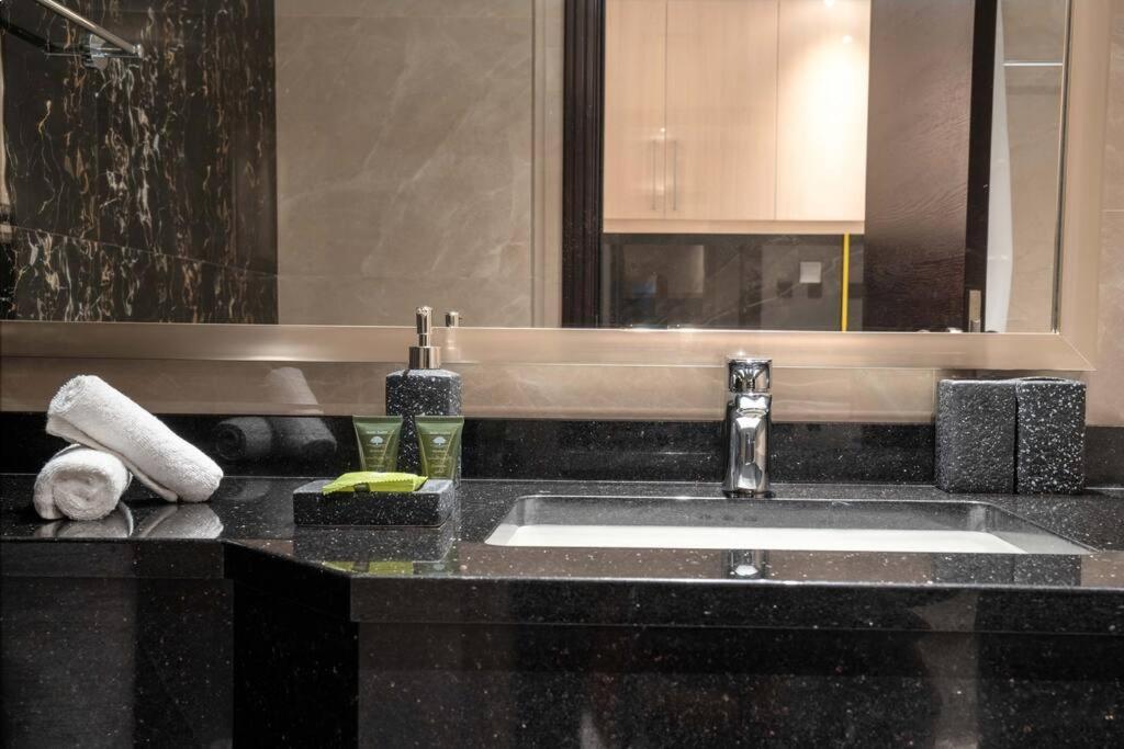 Jacuzzi, Pool And Gym - 5min From Burj Khalifa Apartamento Dubai