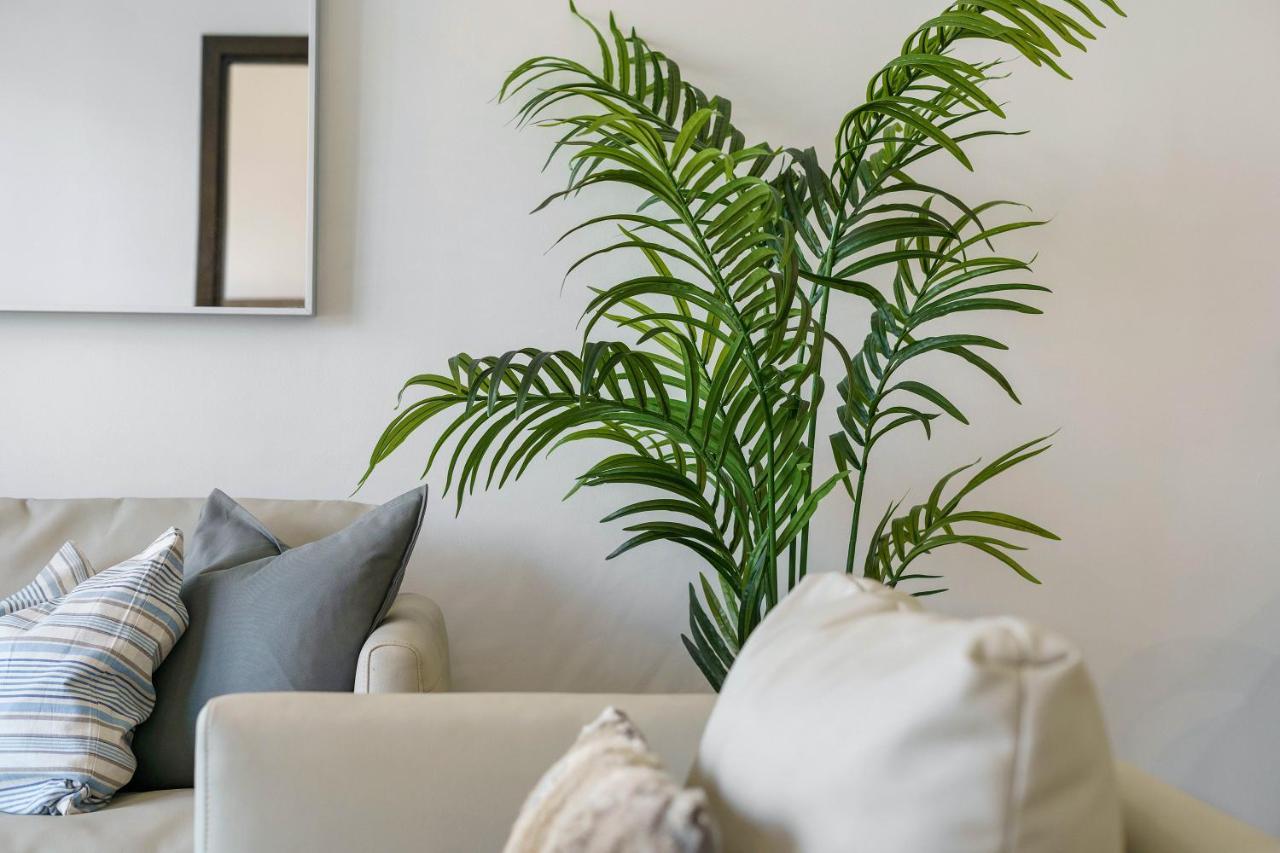 & Comfy 1br W/ Marina Views / Walk To Appartement